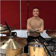 Profesor con experiencia en enseñanza musical, batería e inglés